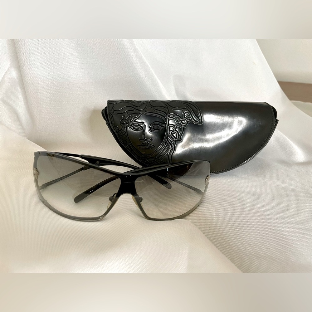EUC Authentic VERSACE Sunglasses Medusa Logo Black Wrap Frame Gray Gradient Lens